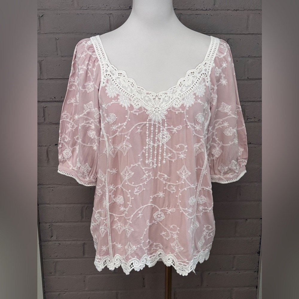 Democracy NWT Mauve Pink and White Lace Blouse L